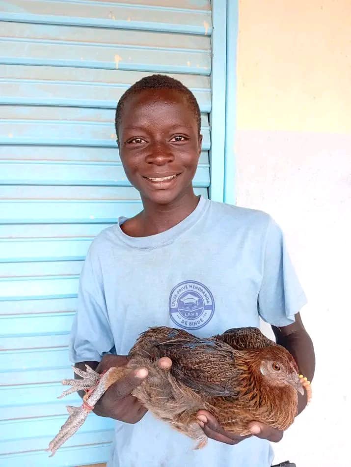 Élèves avec leurs poules